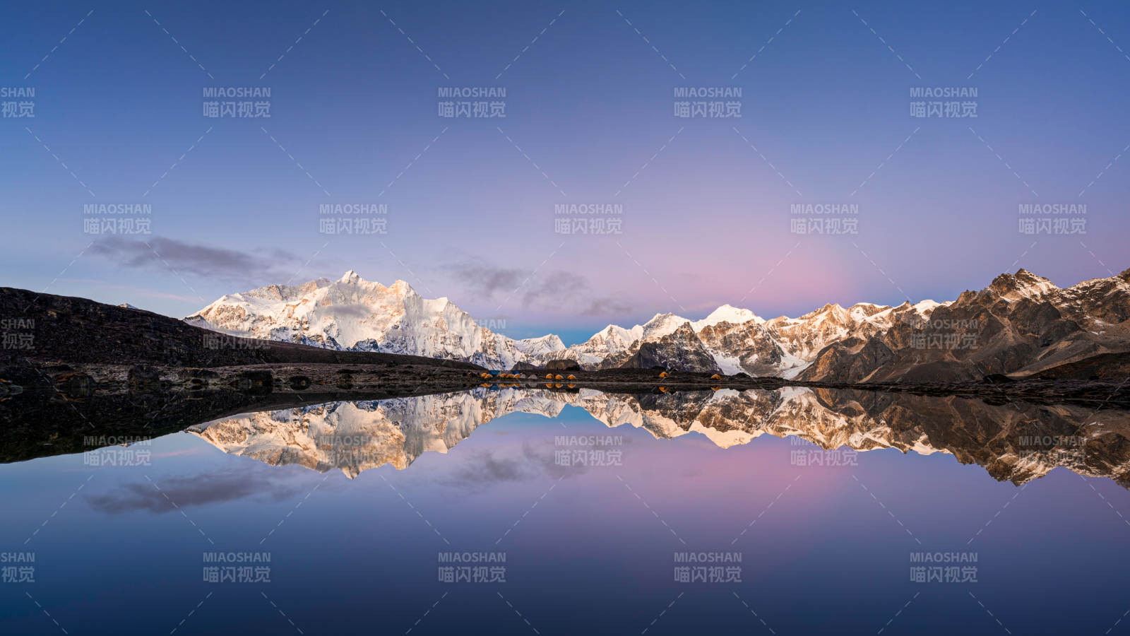 雪山倒影 静谧湖面图片