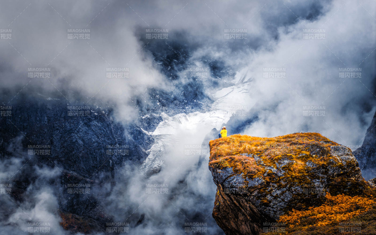 云海之巅 孤影独行图片