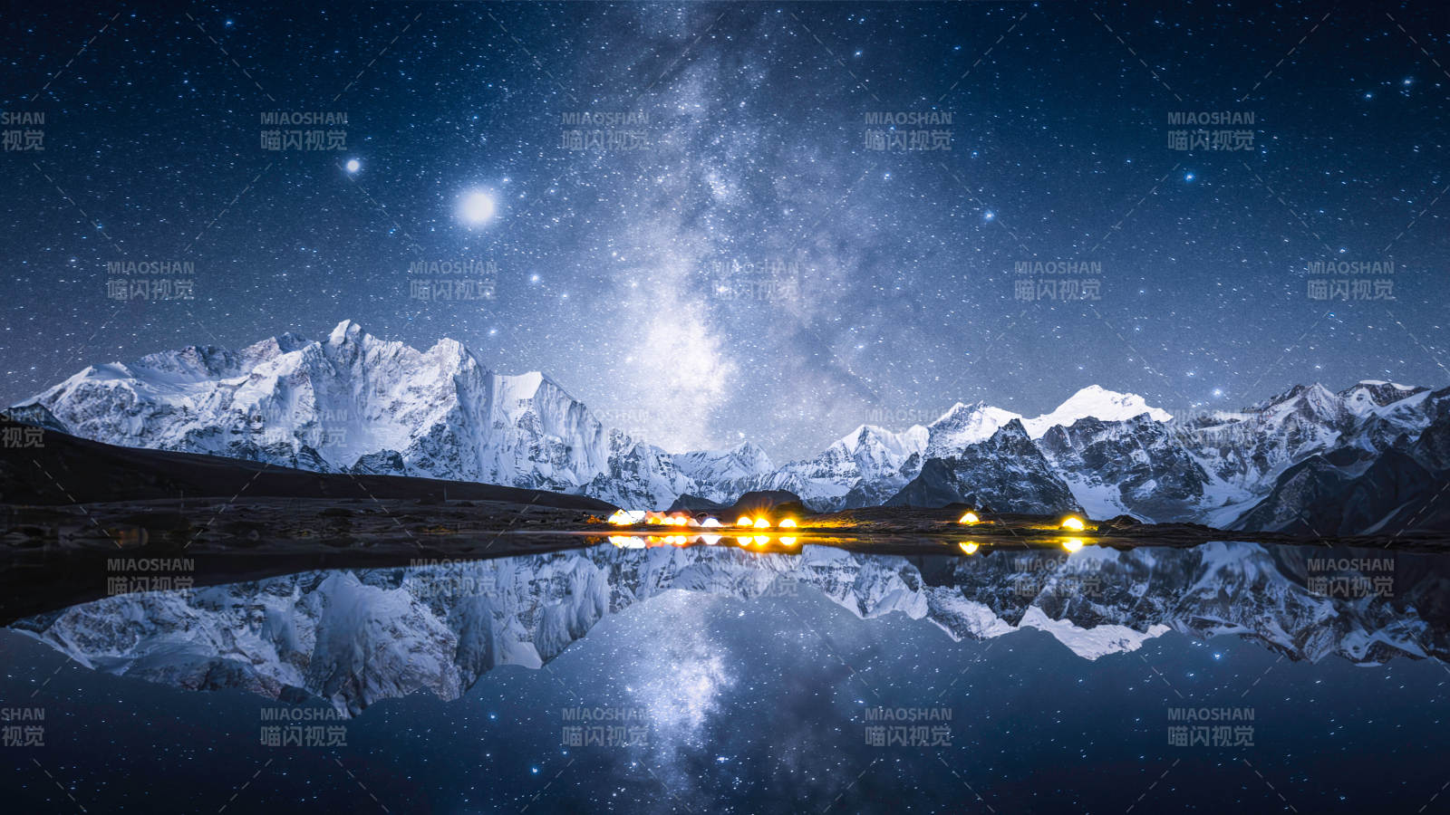 雪山夜景 星河倒影图片