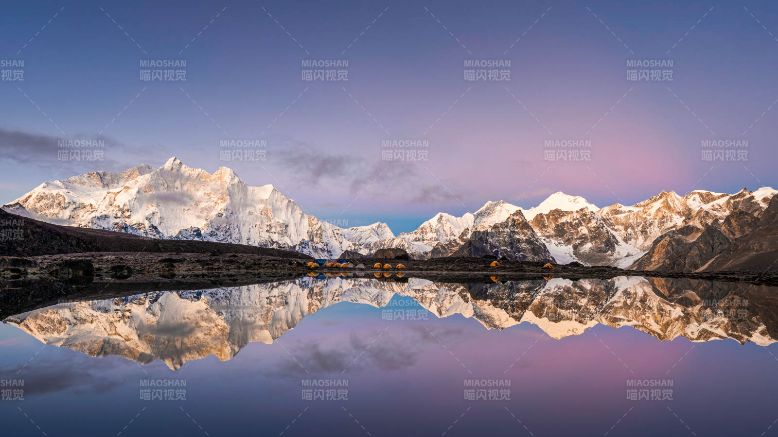 雪山湖畔 晨曦倒影图片