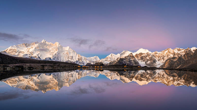 雪山湖畔 晨曦倒影图片