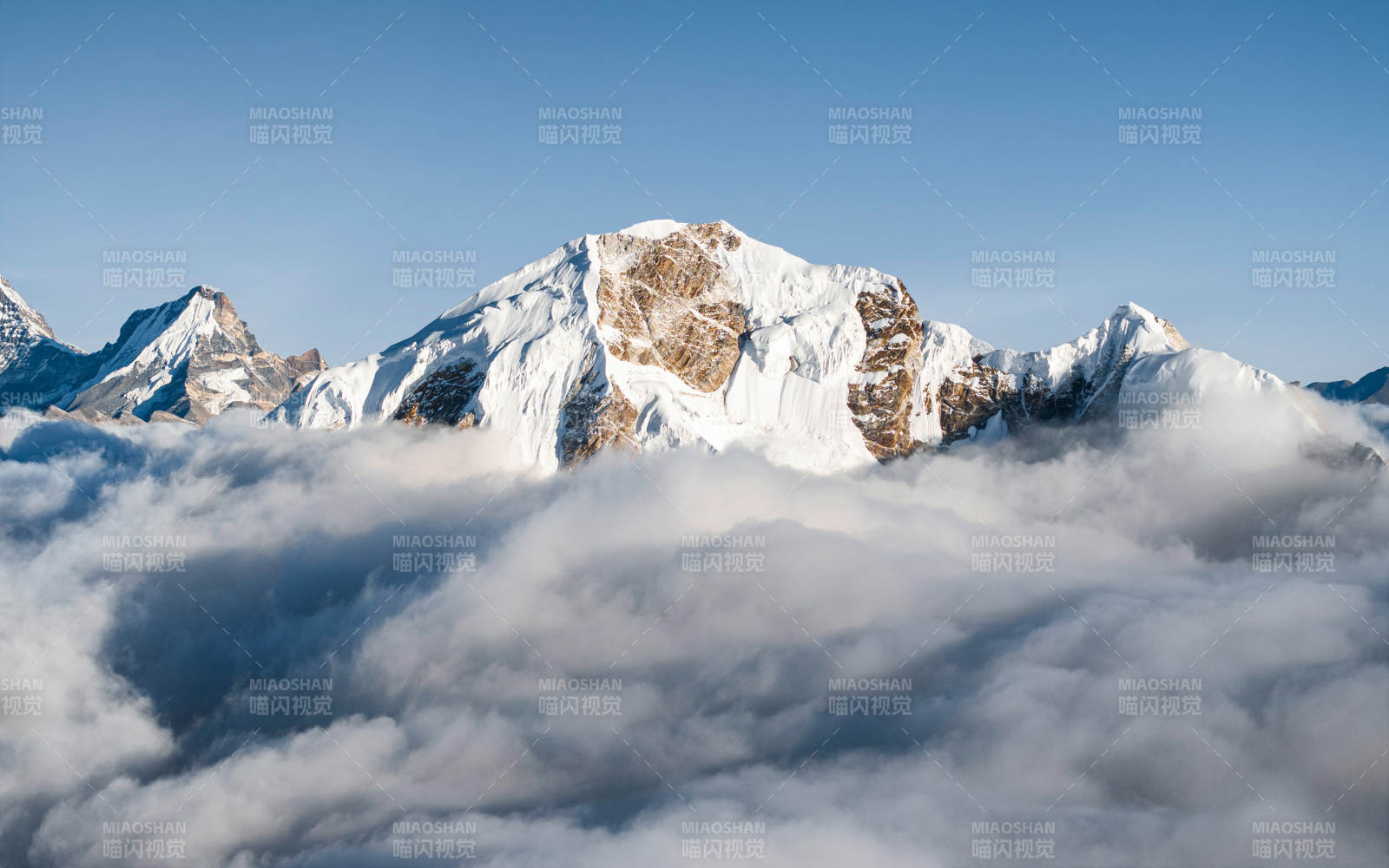 雪山云海 壮丽景色图片