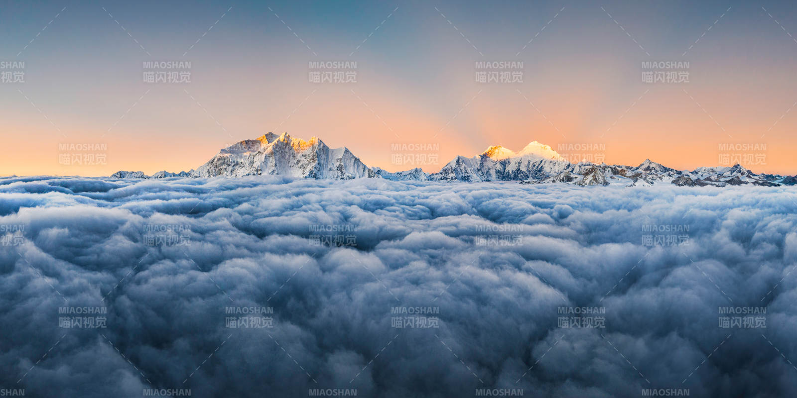 云海之上 雪山晨曦图片