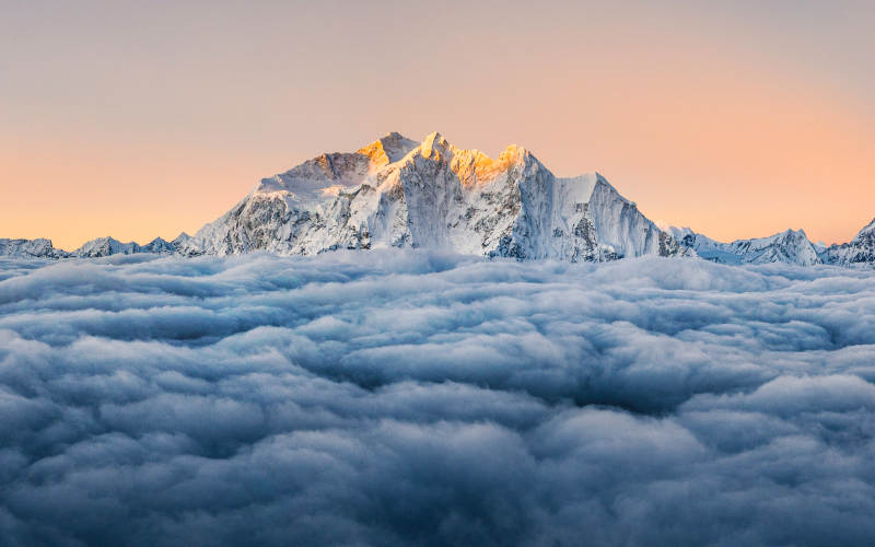 云海之上 雪山之巅图片