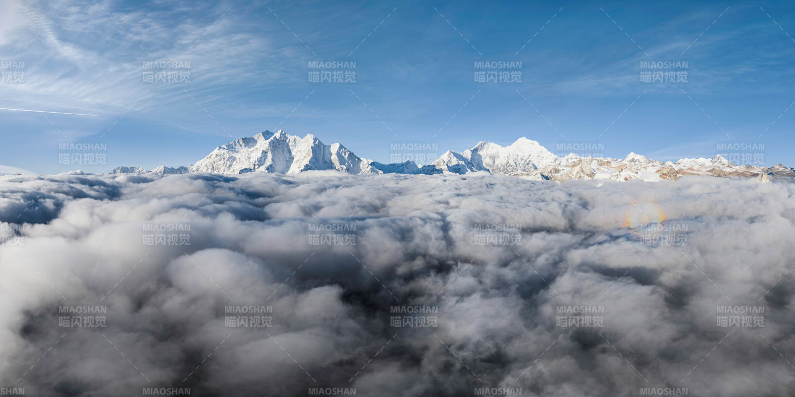 云海之上 雪山巍峨图片
