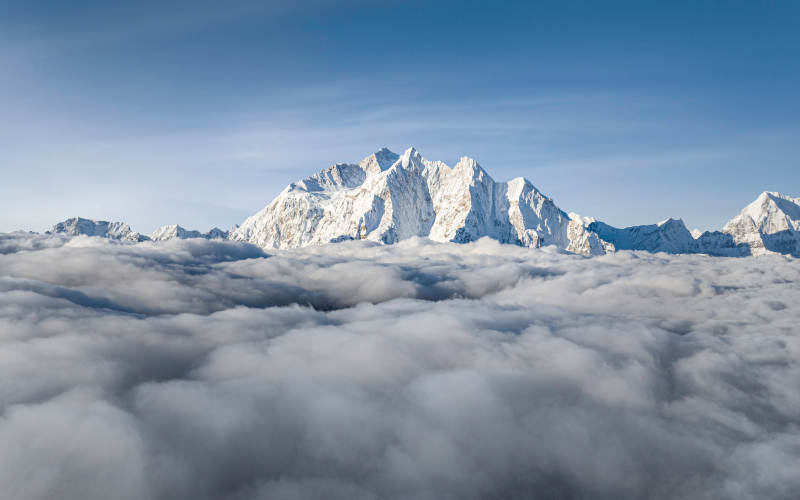 雪山之巅 云海缭绕图片