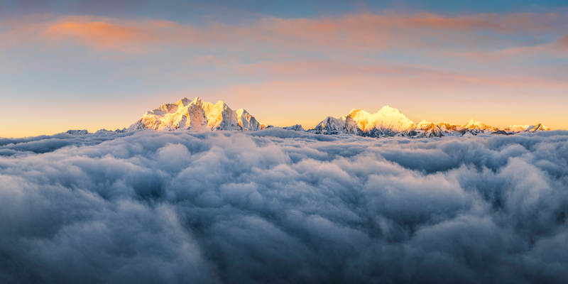 云海之上 雪山辉煌图片