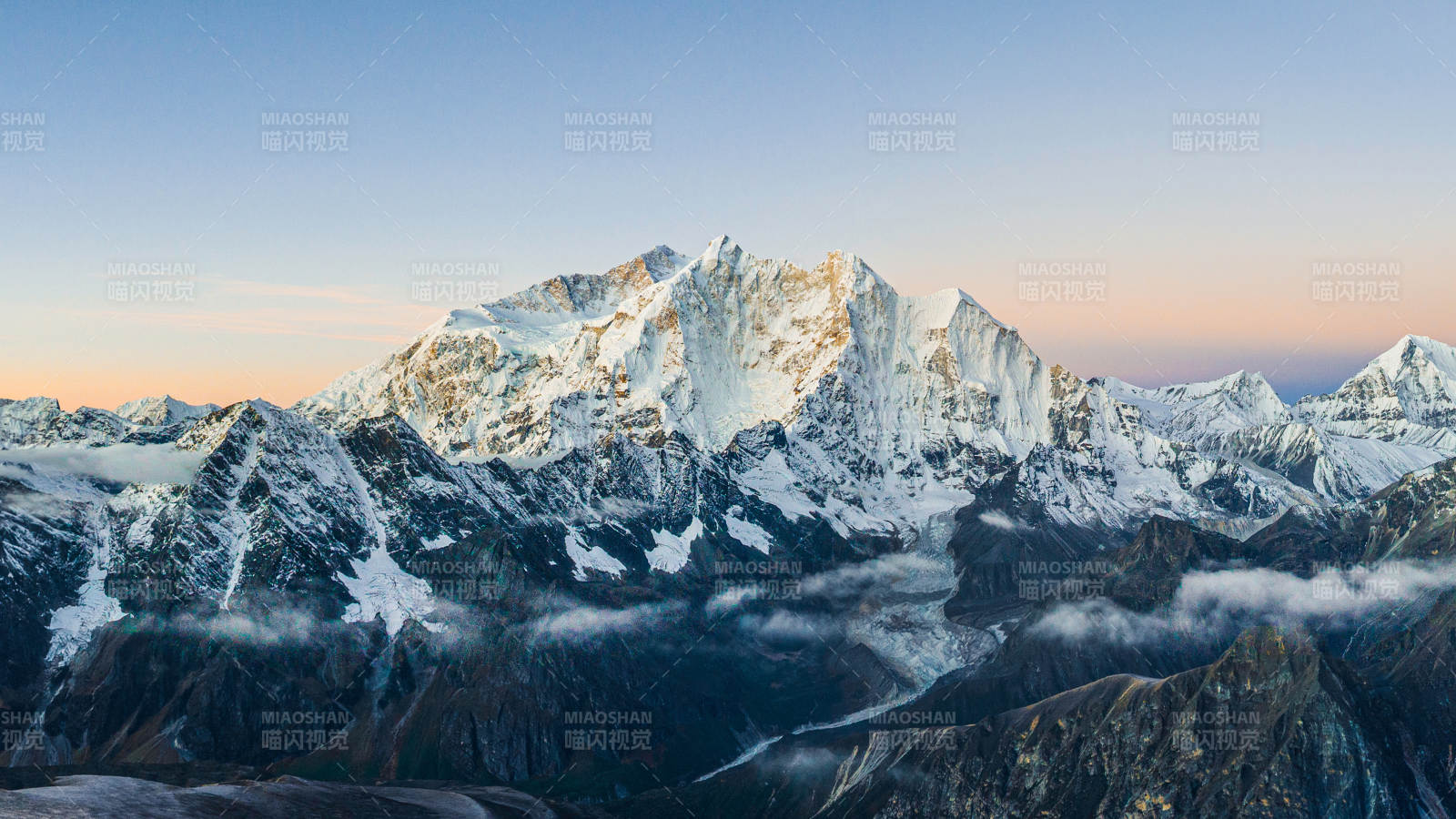 雪山晨曦 壮丽景色图片