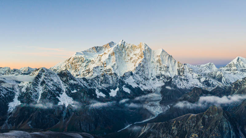雪山晨曦 壮丽景色图片