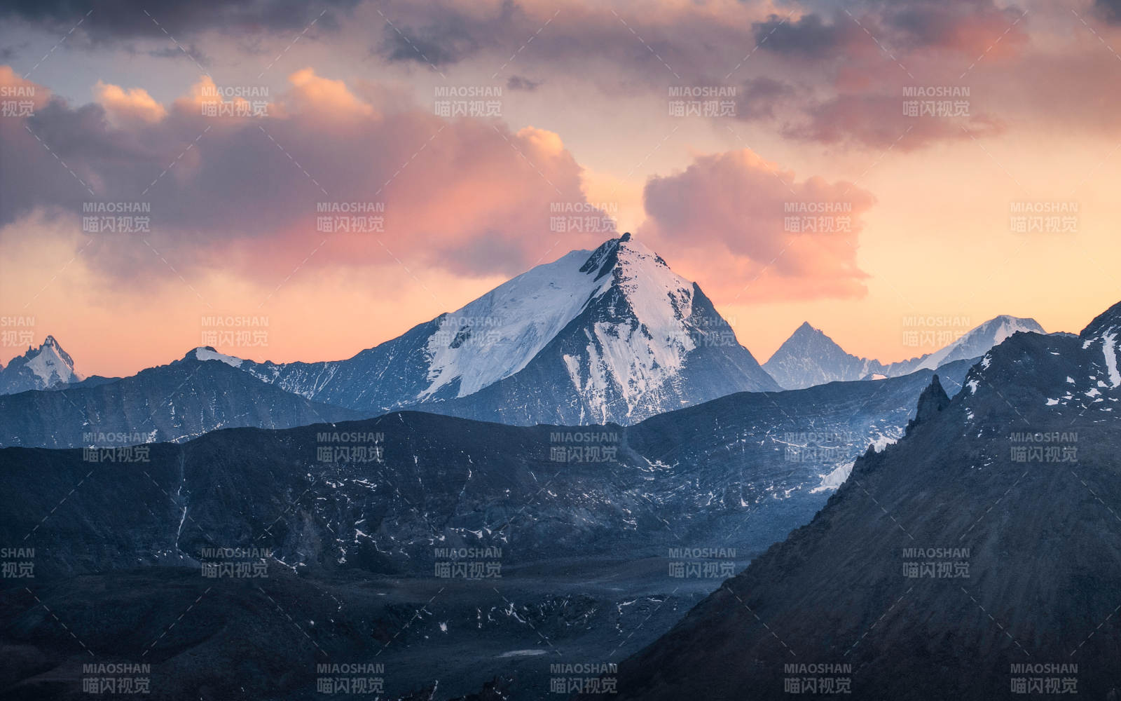 雪山夕照 云霞映辉图片