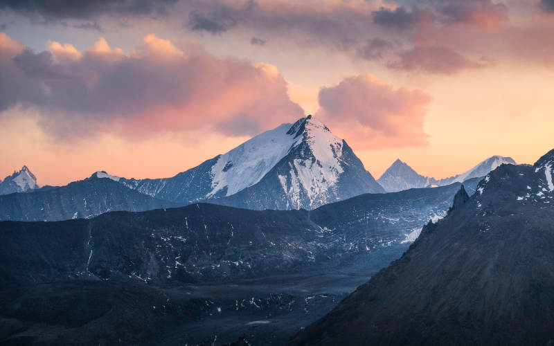 雪山夕照 云霞映辉图片