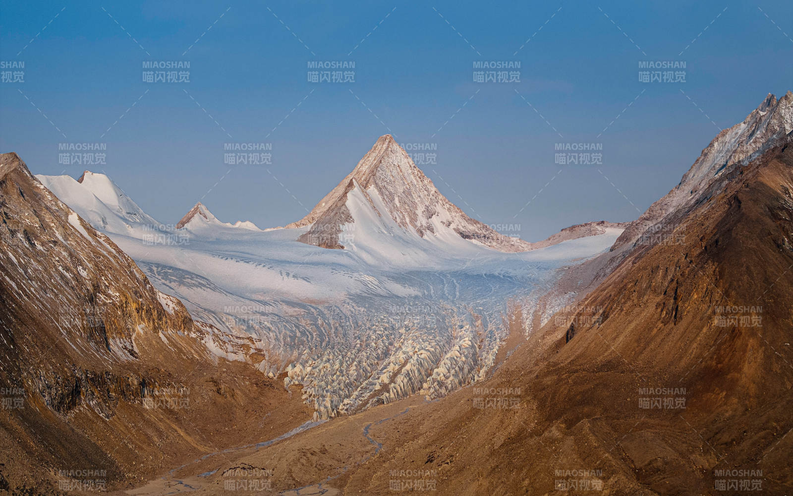 雪山峡谷壮丽景色图片