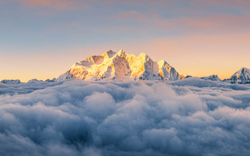 云海之上 雪山辉煌图片