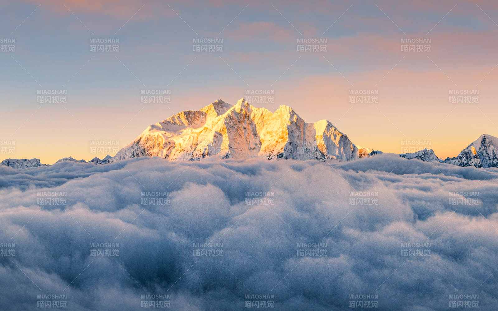 云海之上 雪山辉煌图片