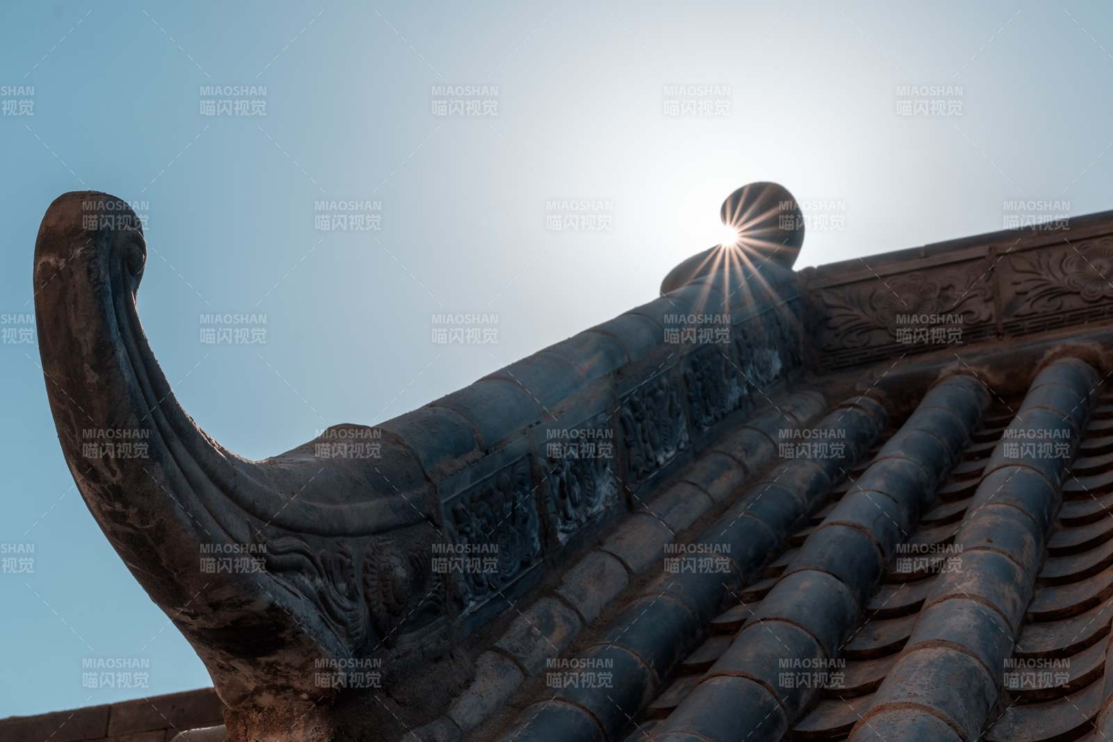 古建筑屋檐与阳光图片