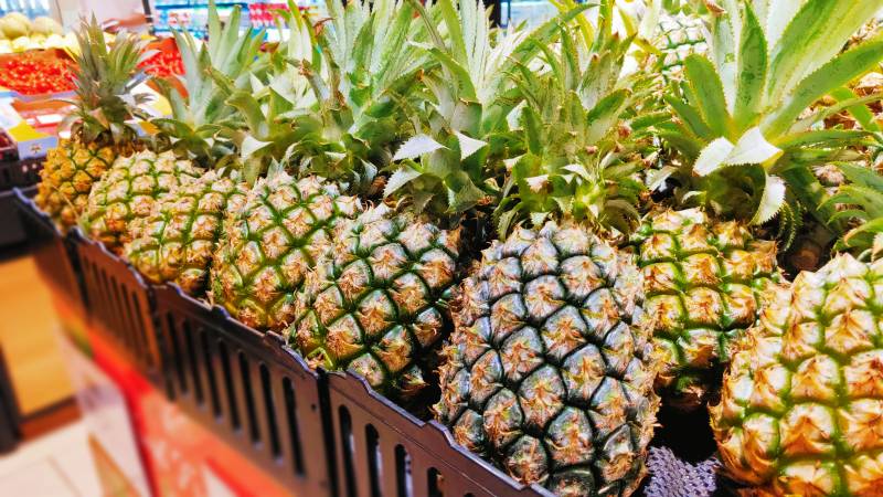 新鲜菠萝市场展示图片