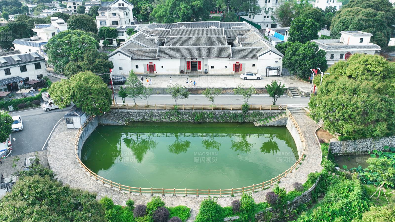 古村池塘映绿意图片