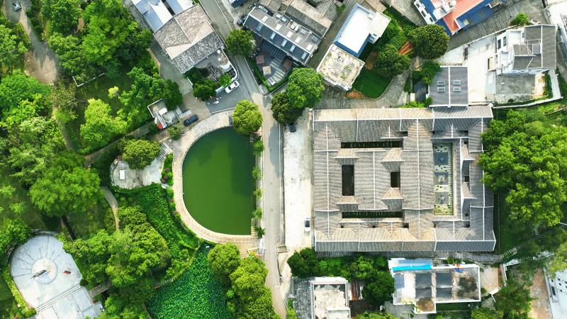 空中俯瞰绿意盎然庭院图片