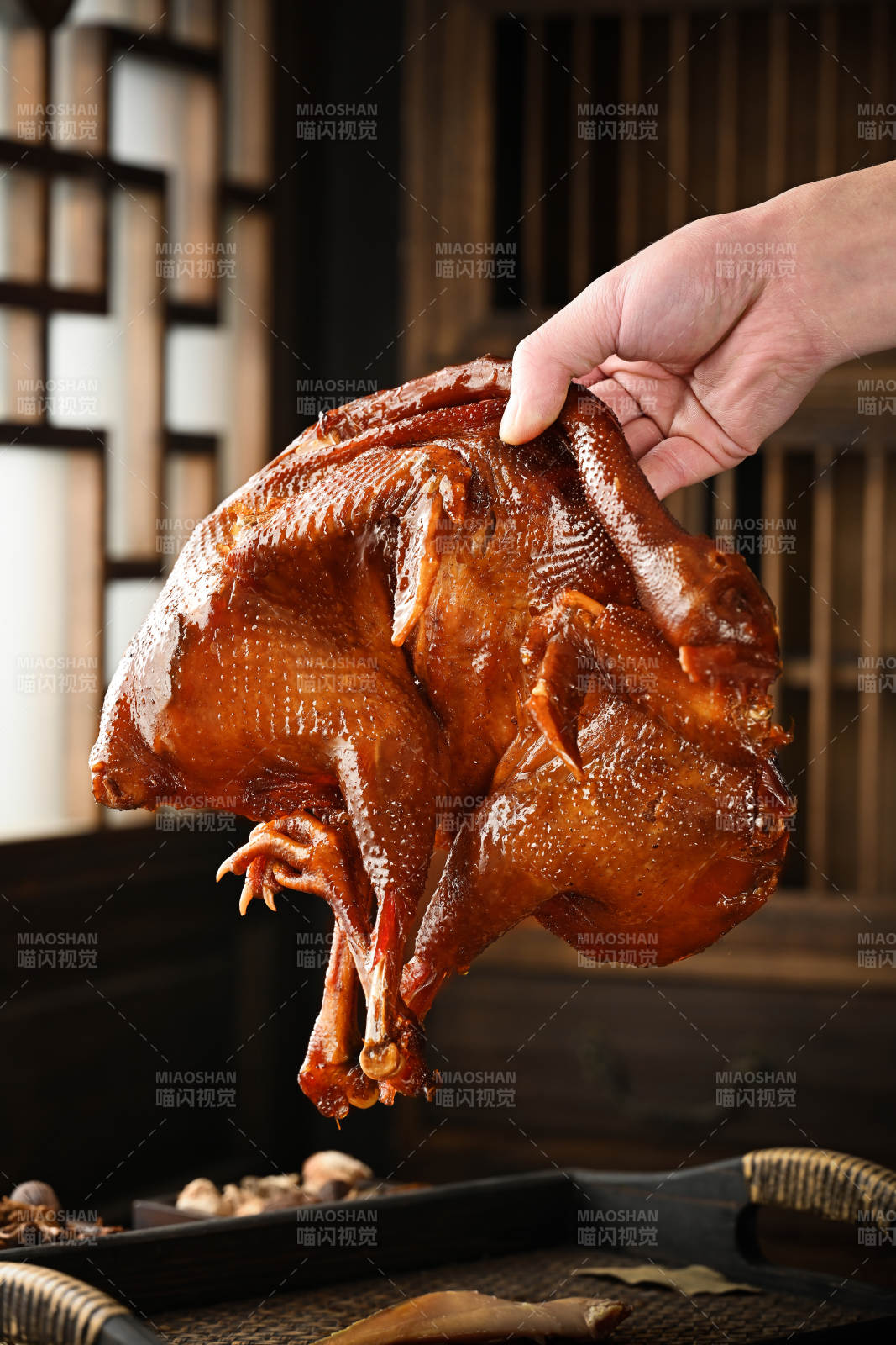 手提香酥烤鸭 色泽诱人图片