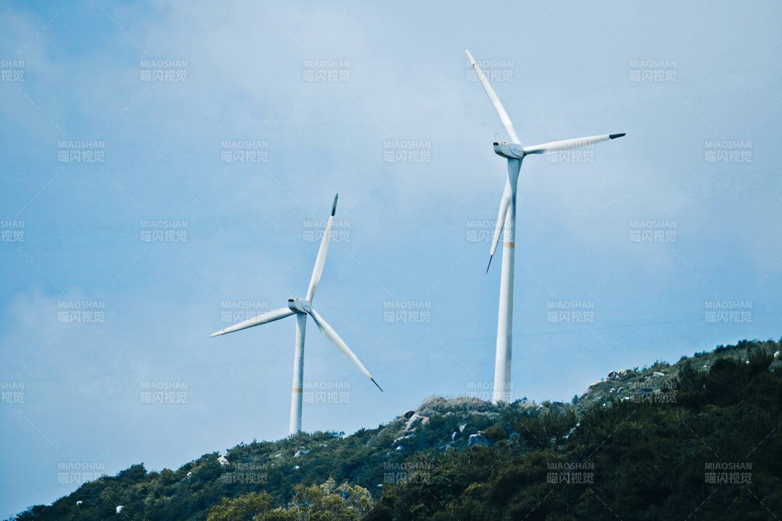 山顶风车迎风旋转图片