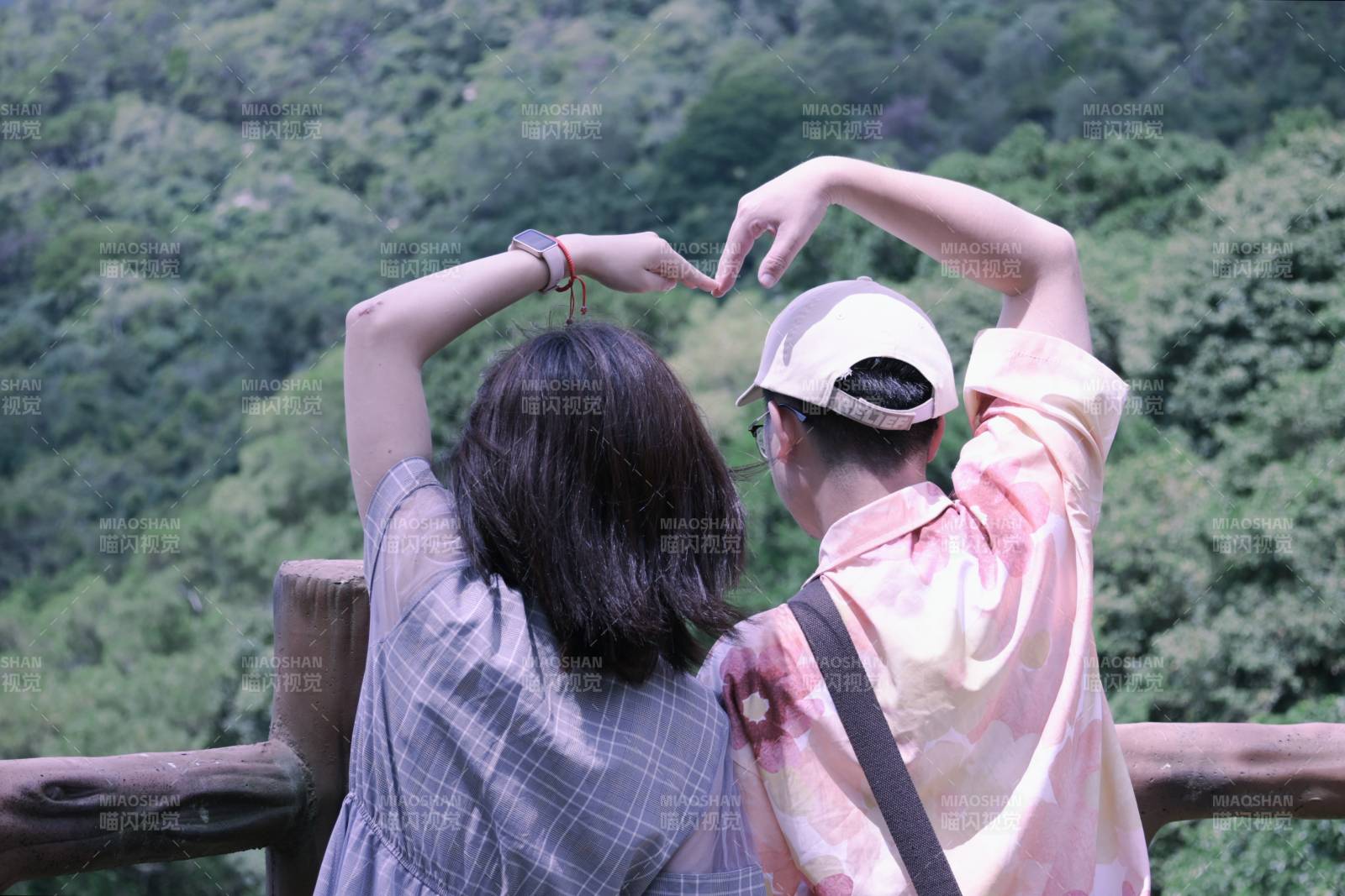 携手共赏山间美景图片