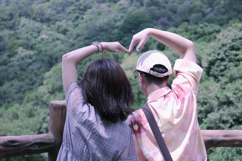 携手共赏山间美景图片