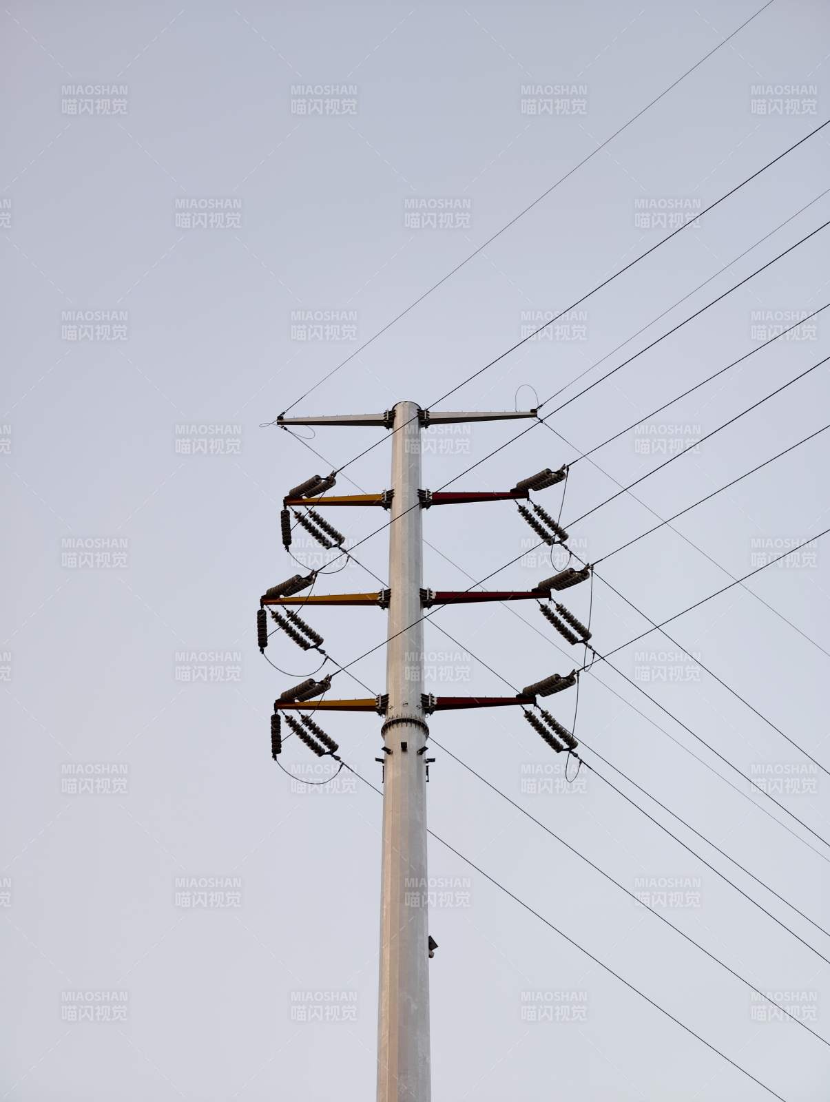 电线杆与多条电缆连接图片