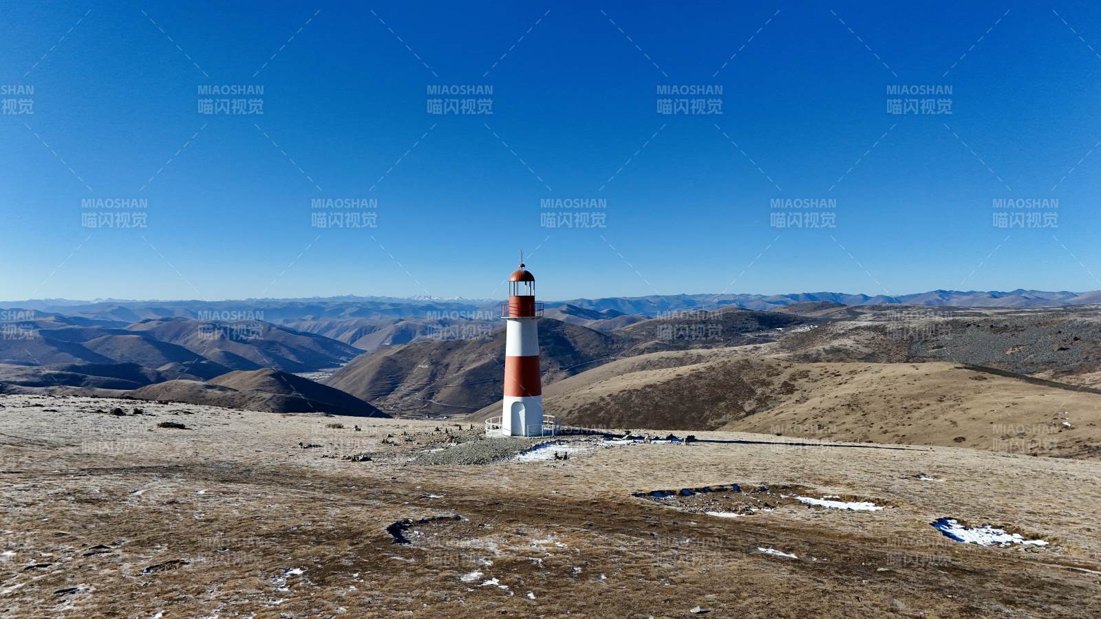 山顶灯塔 晴空万里图片