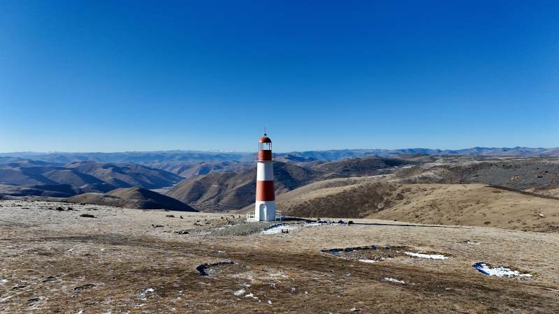 山顶灯塔 晴空万里图片