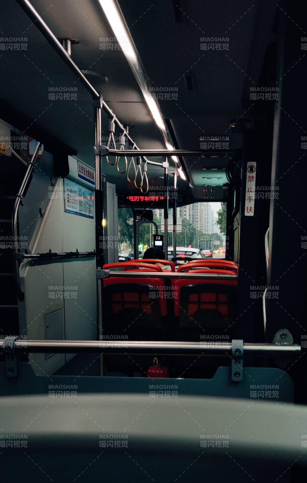 公交车内景 空座与扶手图片