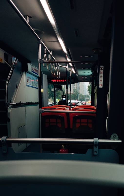 公交车内景 空座与扶手图片