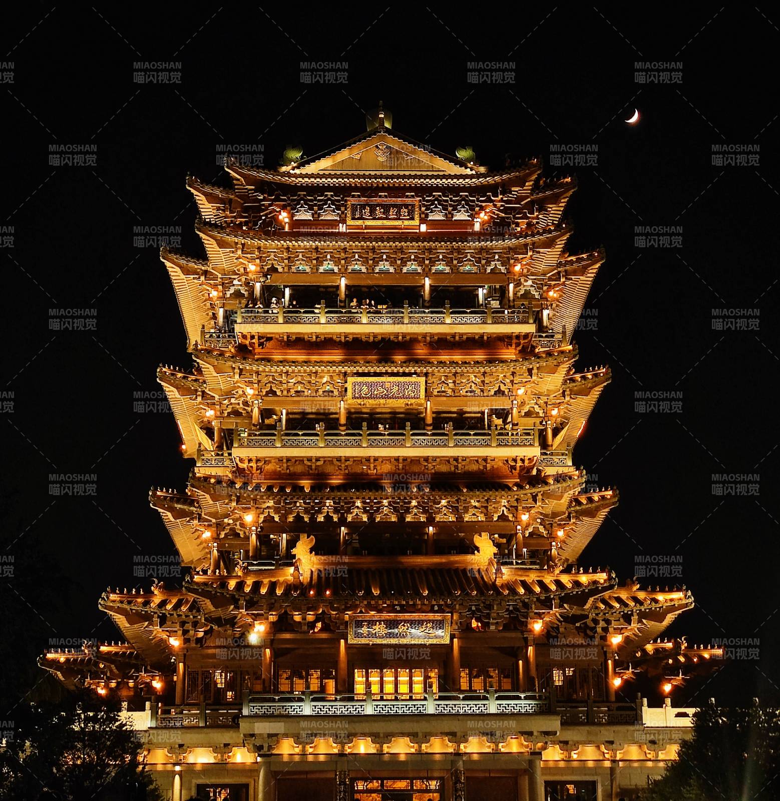 夜景古塔 辉煌灯火映月图片