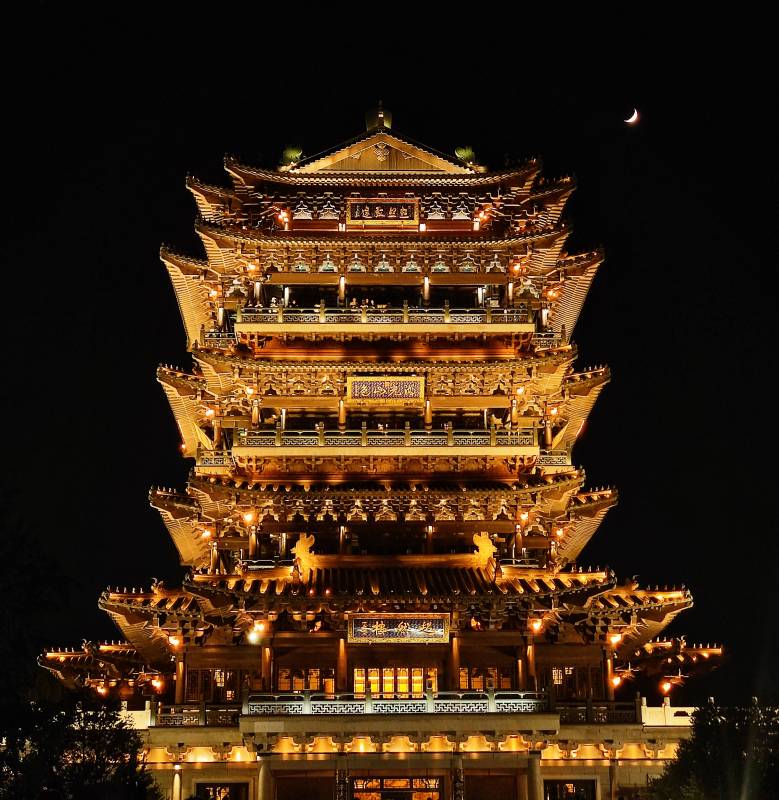 夜景古塔 辉煌灯火映月图片