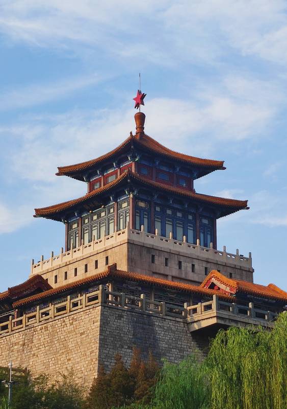 古塔楼阁映蓝天图片