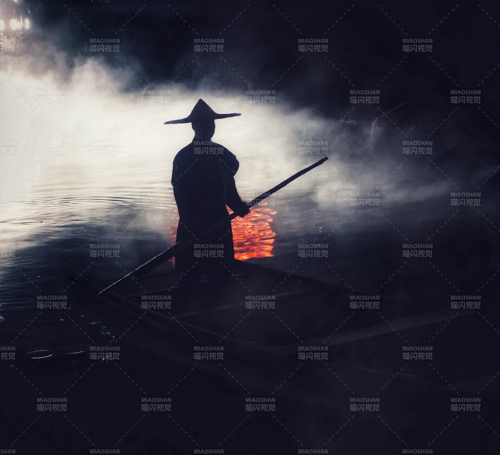 雾中渔夫 灯火映水图片