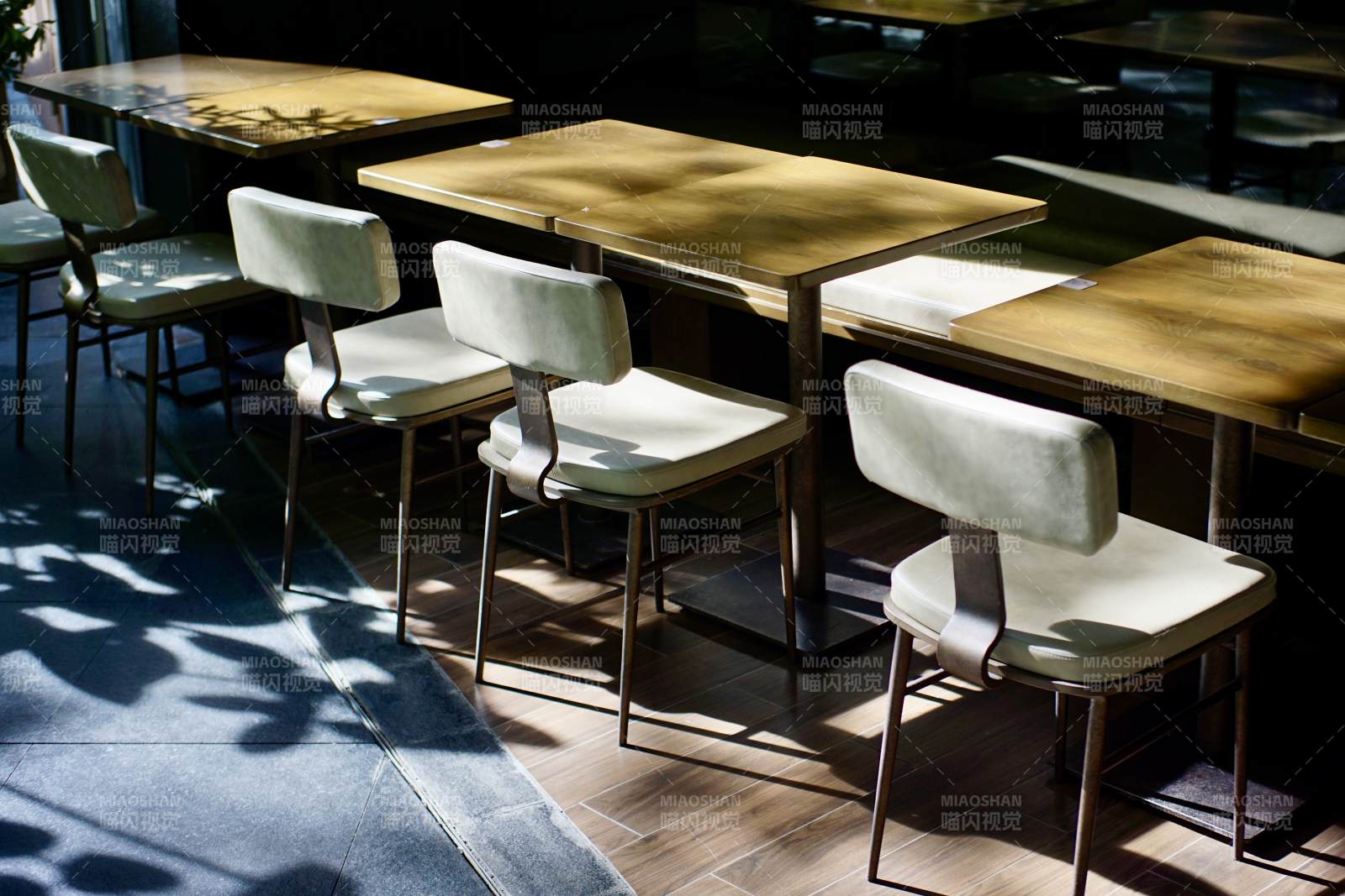 阳光下的咖啡馆桌椅图片