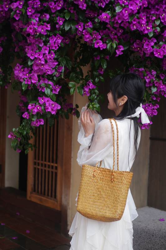 花下女子 静谧时光图片