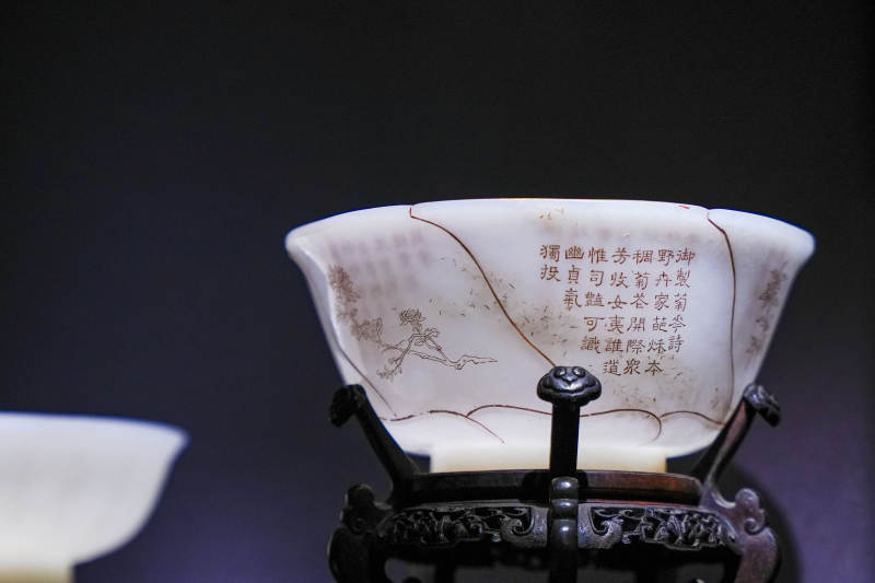 精致瓷碗上的书法艺术图片