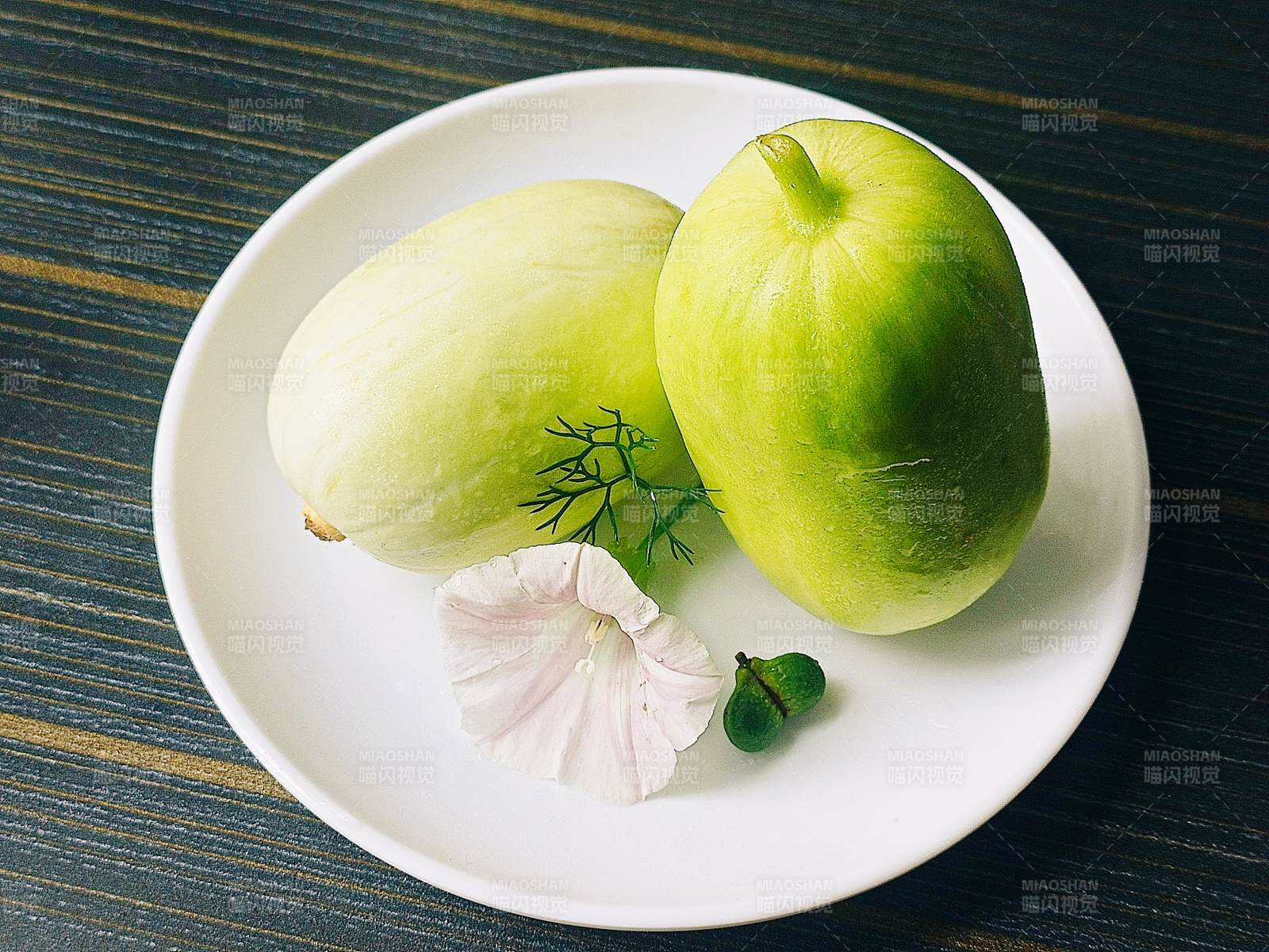 青色果实与花瓣装饰盘中图片