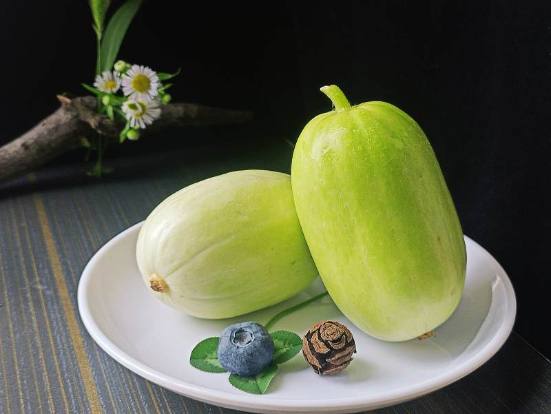 青瓜与蓝莓的清新组合图片