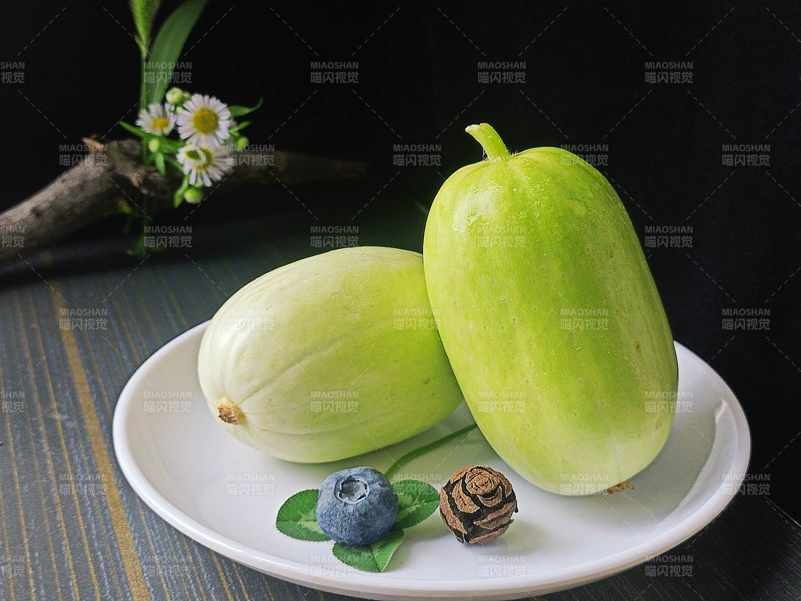 青瓜与蓝莓的清新组合图片