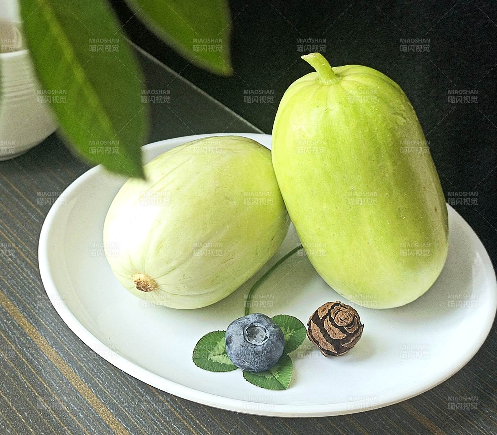 青瓜与蓝莓的清新组合图片