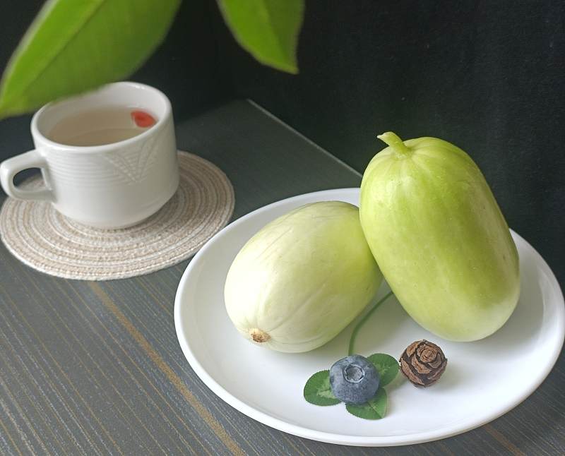 青瓜与茶的静谧时光图片