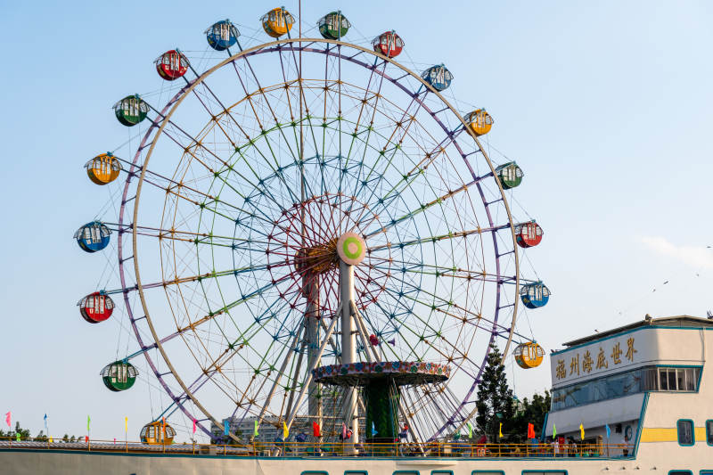 彩色摩天轮游乐园风光图片