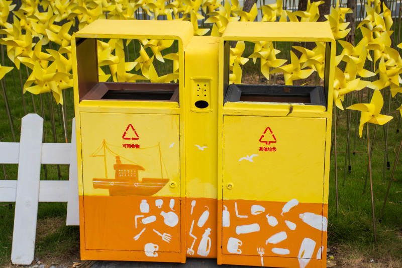 黄色分类垃圾桶与风车背景图片
