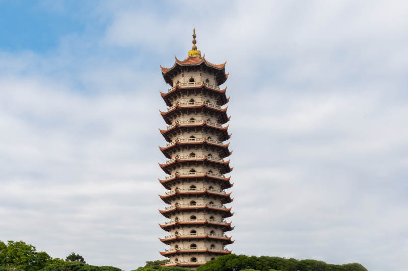 福州西禅寺古塔高耸入云天图片