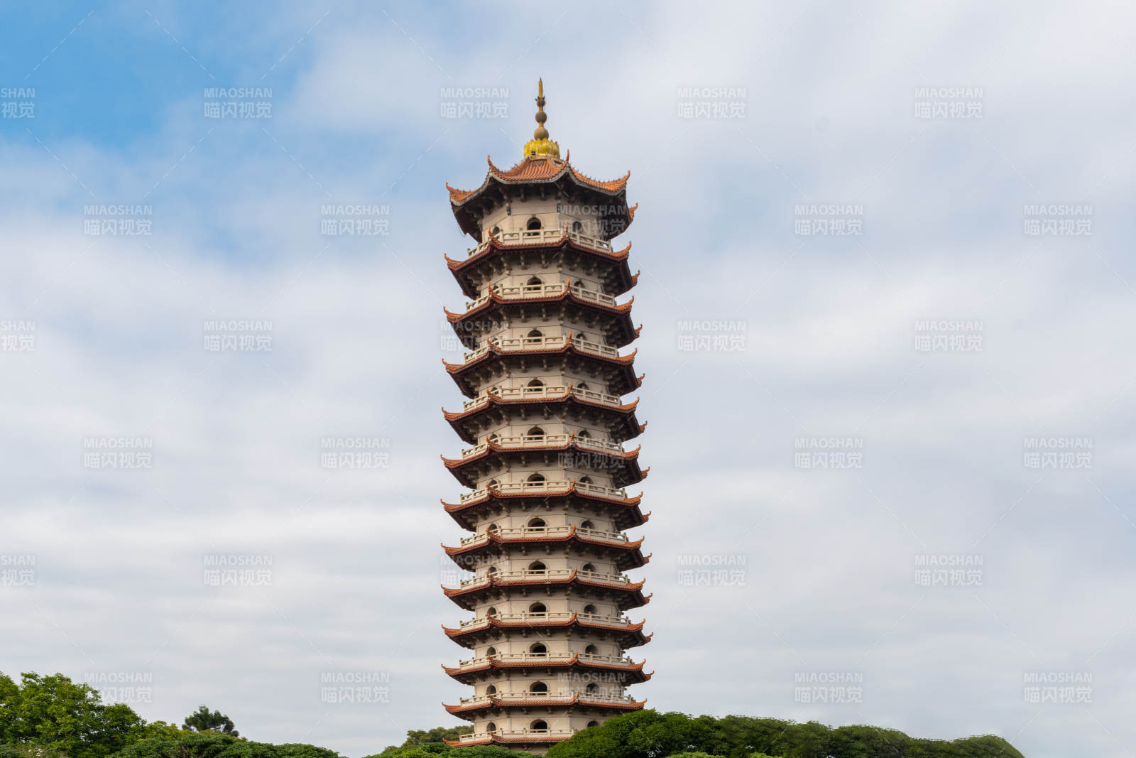 福州西禅寺古塔高耸入云天图片