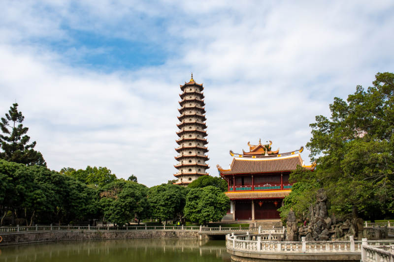 古塔映水 绿树环绕图片