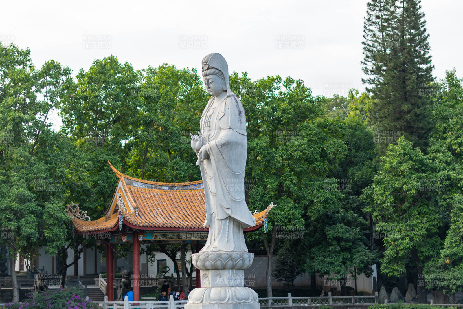 观音雕像与古建筑相映成趣图片
