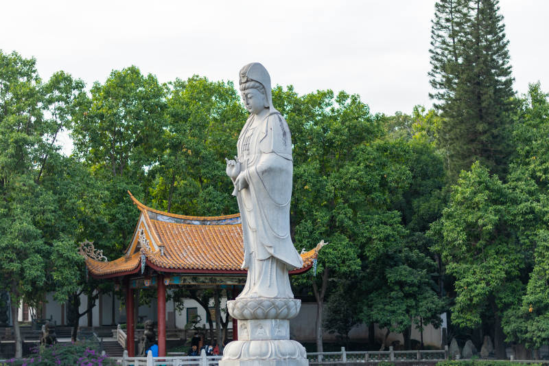 观音雕像与古建筑相映成趣图片